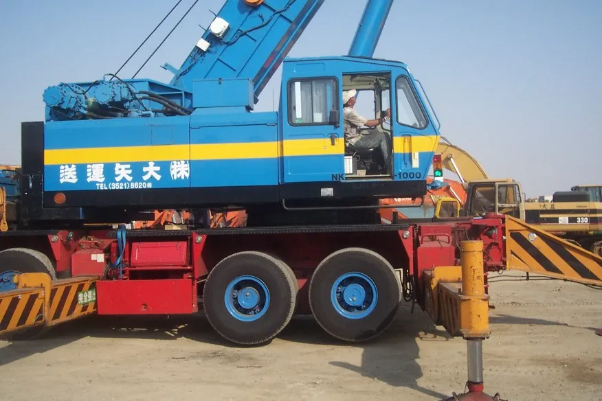 Crane 100 ton — Kato · NK-1000 · 1992 · Blue / Yellow — photo 4 of 6